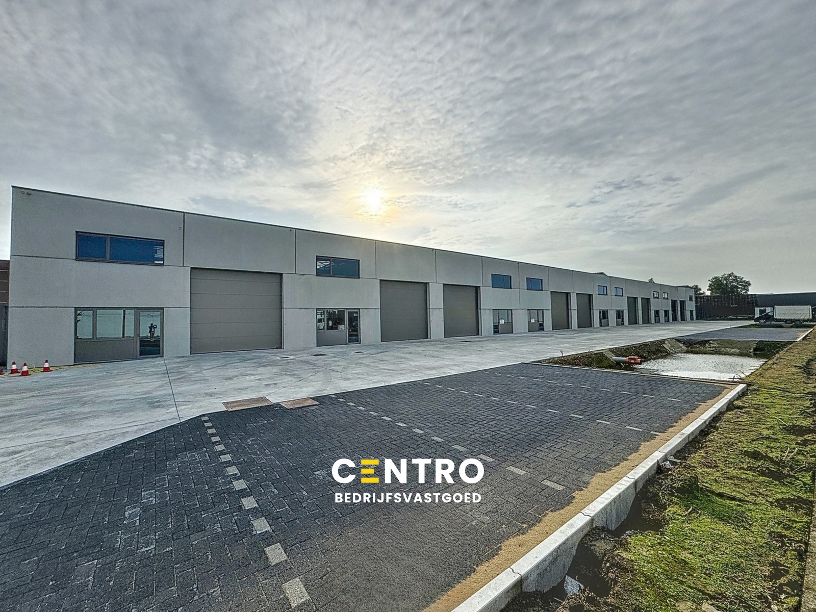 NB MAGAZIJN (264m²) met automatische sectionaalpoort, toilet en 2 voorbehouden parkeerplaatsen voor de deur te Beernem/Wingene. - photo 1