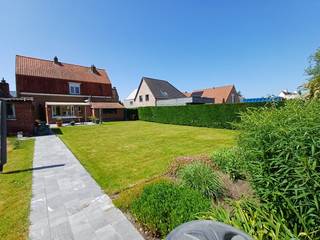 TE BEZICHTIGEN ENKEL OP AFSPRAAK<br /><br />Instapklare open bebouwing in Oostkamp in de rustige Kroonhove Wijk te Oostkamp. Deze deels gerenoveerde gezinswoning baadt in het licht dankzij grote raampartijen en geniet van een zonnige tuin. Met een energiezuinige condensatieketel op gas, dubbel glas en 10 zonnepanelen (geplaatst in 2023) is de basis volledig up-to-date. Indeling en Ruimte Gelijkvloers: Lichtrijke leefruimte, inkom, eetkamer en keuken met bijkeuken en toilet. Extra comfort: Douchekamer, apart toilet en een multifunctionele wasplaats/berging. Verdieping: Twee ruime slaapkamers en een derde slaapkamer (momenteel speelkamer).Opbergruimte: Grote berging op de verdieping, een zolder en een praktische veranda. Buitenomgeving Tuin: Verzorgde, zonnige tuin met terras en een nette voortuin. Parkeren: Vrijstaande garage en een lange oprit geschikt voor twee wagens. Extra: Handige werkruimte aansluitend aan de garage. Bereikbaarheid: Vlakbij belangrijke invalswegen (E40, E403, N31) en op slechts 5 km van Brugge. Voorzieningen: Scholen, winkels en openbaar vervoer op wandelafstand. Kortom, een ruime en energiebewuste gezinswoning boordevol potentieel op een absolute toplocatie! <br />