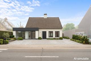 Bent u op zoek naar een pand waar u wonen en werken kunt combineren?<br />Dit centraal gelegen handelspand met woonst biedt heel wat mogelijkheden voor wie een zaak, praktijk, atelier of showroom wil uitbouwen.<br /><br />Het commercieel gelijkvloers van ca. 90 m² beschikt over een winkelruimte met: bureau, parking voor de deur, een functionele werkplaats met koelcel, extra berging, eigen sanitair, airco en drijfkracht-aansluiting.<br /><br />De woning kan naar eigen smaak opgefrist worden en omvat: een inkomhal met toilet, leefruimte met aansluiting voor open haard, keuken,<br />3 slaapkamers, badkamer en bergzolder.<br /><br />Buiten is er een ruim, deels overdekt terras met doorgang naar de straat. De dubbele en enkele garage vormen een extra troef als stockage, werkruimte of veilige parkeerplaats.<br /><br />Het pand beschikt over dubbele beglazing, rolluiken en centrale verwarming op aardgas in de woning.<br /><br />Kortom: een eigendom met een sterke commerciële ligging, veel ruimte en potentieel. Ideaal voor de handige ondernemer die wonen en werken wil combineren.<br /><br /><br /><br /><br /><br /><br /><br /><br /><br />