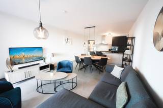 In de prestigieuze nieuwbouwresidentie <strong>Troon17</strong>, gelegen op een toplocatie in <strong>Oostende</strong>, bevindt zich dit stijlvol afgewerkte gelijkvloerse appartement. De residentie combineert hedendaagse architectuur met hoogwaardig <strong>wooncomfort</strong> en een uitstekende <strong>bereikbaarheid.</strong><br />Het appartement beschikt over een doordachte en functionele indeling en omvat:
<ul>
<li><span>Inkomhal met <strong>apart toilet</strong></span></li>
<li><span><strong>Lichtrijke woonkamer</strong> met eetplaats</span></li>
<li><span><strong>Zonnig terras</strong></span></li>
<li><span><strong>Open keuken</strong>, volledig uitgerust met alle nodige elektrische toestellen</span></li>
<li><span><strong>Twee ruime, volwaardige slaapkamers</strong></span></li>
<li><span><strong>Badkamer</strong> met inloopdouche en lavabomeubel</span></li>
<li><span><strong>Ruime berging</strong> </span></li>
</ul>
Daarnaast is er een <strong>privatieve kelder</strong> inbegrepen en is er een <strong>fietsenberging</strong> aanwezig in de residentie.<br /><br />Het appartement behaalt een <strong>uitstekend energielabel A</strong> en de <strong>elektrische installatie is conform</strong> de geldende normen, wat garant staat voor zorgeloos en energiezuinig wonen.<br />Ideaal voor wie op zoek is naar een <strong>instapklaar appartement nabij zee</strong>, zowel als vaste woonst, tweede verblijf of investering.<br /><strong>Aankoop mogelijk onder het btw-stelsel of onder het stelsel van de registratierechten.</strong><br /><br />Voor meer informatie of een bezoek:<br />📧 nicolas@jolieinvest.be<br />📞 0495/50.69.20<br />