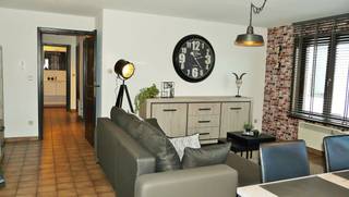 Gezellig gemeubeld 1 slaapkamer appartement in het centrum.<br /><br />Op zoek naar een instapklaar appartement op een toplocatie? <br /><br />Dit gezellige, volledig bemeubelde appartement op de 2de verdieping biedt alles wat je nodig hebt voor comfortabel wonen.<br /><br />De indeling bestaat uit een inkomhal met gang, een gezellige woonkamer met open keuken, één slaapkamer, een badkamer en een apart toilet. Vanuit het appartement geniet je bovendien van een mooi uitzicht op de Basiliek.<br /><br />Dankzij de centrale ligging woon je op wandelafstand van een superette, postkantoor, banken, horecazaken en het stadhuis. <br />Ook het park aan de Basiliek ligt vlakbij, ideaal om te wandelen of te ontspannen. <br /><br />De autosnelweg richting Leuven en Brussel bereik je bovendien in slechts enkele minuten.<br /><br />Troeven:<br /><br />Volledig bemeubeld<br />1 slaapkamer<br />Gezellige woonkamer met open keuken<br />Badkamer en apart toilet<br />Uitzicht op de Basiliek<br />Centrale ligging<br />Nabij park, winkels, horeca en openbaar leven<br />Slechts enkele minuten van de autosnelweg richting Leuven/Brussel<br />Ideaal voor een alleenstaande of starters<br />Geen lift aanwezig<br /><br />Huurprijs: €725 per maand<br />Gemeenschappelijke kosten: Geen<br />Beschikbaar vanaf: 1 september<br /><br />Interesse? <br />Neem gerust contact op voor meer informatie of een bezichtiging.<br /><br />EPC: 299 kWh/m² - UC: 20250622-0003630773-RES-1