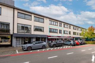 <strong>Ruim appartement op de eerste verdieping met 3 slaapkamers en terras in het centrum van Schilde</strong><br /><br /><strong>Dit ruime appartement van 114 m² is gelegen op de eerste verdieping van een kleinschalig gebouw in het centrum van Schilde. Het appartement beschikt over een lichtrijke woon- en eetkamer, een afzonderlijke keuken, drie slaapkamers en een royaal terras van ca. 15 m². De praktische indeling, aangename lichtinval en centrale ligging maken dit appartement bijzonder aantrekkelijk voor wie op zoek is naar ruimte en comfort.</strong><br /><br /><strong>Indeling: </strong><br />
<ul>
<li><strong>Inkomhal </strong>met vestiairekast en apart <strong>gastentoilet</strong></li>
<li><strong>Ruime, lichtrijke woon- en eetkamer </strong>op parket, met <strong>grote</strong> <strong>raampartijen </strong>die zorgen voor een aangename <strong>lichtinval</strong></li>
<li>Afzonderlijke <strong>keuken</strong>, aansluitend op de eetkamer</li>
<li><strong>Hoofdslaapkamer </strong></li>
<li><strong>Tweede slaapkamer</strong></li>
<li><strong>Derde slaapkamer</strong>, eveneens geschikt als bureau of logeerkamer</li>
<li><strong>Badkamer </strong>met dubbele lavabo, ligbad en douche</li>
<li>Centrale nachthal die toegang biedt tot de verschillende slaapkamers en overige vertrekken</li>
<li><strong>Praktische afzonderlijke berging </strong></li>
<li><strong>Technische ruimte</strong> met voorzieningen voor wasmachine en droogkast</li>
</ul>
<strong>Terras en buitenruimte</strong><br />
<ul>
<li><strong>Ruim terras van ca. 15 m²</strong>, bereikbaar vanuit de woonkamer</li>
<li>Aangename buitenruimte met voldoende plaats voor een gezellige zithoek</li>
</ul>
<strong>Algemeen</strong><br />
<ul>
<li>Gelegen op de eerste verdieping, uitsluitend bereikbaar via de trap</li>
<li>Verwarming op gas d.m.v. radiatoren/convectoren</li>
<li><strong>Ruime, afgesloten private kelderberging (ca. 14 m²)</strong></li>
<li><strong>Heden verhuurd</strong></li>
<li>Stedenbouwkundige inlichtingen in aanvraag<strong></strong></li>
</ul>
<strong>Uitstekend gelegen in het centrum van Schilde, met winkels, gezellige horecazaken en diverse dagelijkse voorzieningen op wandelafstand. De centrale ligging biedt bovendien een vlotte verbinding naar de omliggende gemeenten.</strong><br /><br /><strong>Een ruim appartement met drie slaapkamers, een aangenaam terras en tal van mogelijkheden, op een gegeerde locatie in het hart van Schilde!</strong>