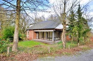 Op de flank van Tiegemberg treffen we deze <strong>uiterst rustig gelegen </strong>woning, doch met alle voorzieningen binnen handbereik: winkels, scholen en openbaar vervoer. <br /><br /><strong>Indeling:</strong> We betreden de woning via de ruime inkomhal met dressing, aansluitend de lichtrijke woonkamer die aansluit bij de eetkamer met een prachtig verzicht. Verder is er nog een ruime keuken en badkamer, apart toilet en berging aanwezig. De woning is voorzien van <strong>3 slaapkamers</strong>, waarvan 1 met balkon. De woning is <strong>volledig onderkelderd</strong> en voorzien van o.a. een ruime garage, wasplaats, stookplaats,...<br /><br />Het dak van de woning werd vernieuwd in 2015 en een CONFORME elektrische keuring. Er is <strong>geen renovatieplicht</strong>, waardoor u als koper alle tijd en vrijheid heeft om de woning naar uw eigen stijl en wensen aan te passen. Kortom, een perfecte kans voor wie op zoek is naar een karaktervolle woning.<br /><br />Interesse? Contacteer Els 0478 61 64 34 of els@immoroman.be