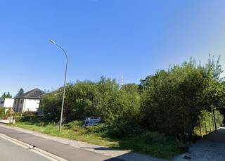 ✨ Op zoek naar een ruim perceel met tal van mogelijkheden op een aantrekkelijke locatie? In de Stationstraat in Houthalen bevindt zich deze uitzonderlijke bouwgrond van maar liefst 53 are en 25 centiare (5.325 m²). Dankzij de combinatie van de royale oppervlakte, de centrale ligging en de interessante bouwvoorschriften vormt dit perceel een bijzonder mooie opportuniteit voor wie op zoek is naar de ideale locatie voor een toekomstig bouwproject.<br /><br />📍 Centraal gelegen, met alles binnen handbereik. De bouwgrond bevindt zich op korte afstand van het centrum van Houthalen, waar u terecht kunt voor winkels, supermarkten, horecazaken en diverse andere voorzieningen. Ook scholen bevinden zich in de nabije omgeving, wat bijdraagt aan het praktische karakter van deze locatie. Bovendien zorgen de nabijgelegen verbindingswegen voor een vlotte bereikbaarheid van omliggende gemeenten en andere bestemmingen in Limburg.<br /><br />🌿 Ruimte en een aangename tuinoriëntatie. Met een oppervlakte van 5.325 m² biedt dit perceel bijzonder veel ruimte om uw woonplannen verder uit te werken. De tuin is noordwestelijk georiënteerd, waardoor u op zonnige dagen kunt genieten van de namiddagzon en de avondzon. Dit maakt het mogelijk om extra aandacht te besteden aan een aangename buitenruimte waar ontspanning en genieten centraal staan.<br /><br />📐 Interessante bouwmogelijkheden. Op deze bouwgrond zijn de standaardbouwvoorschriften van toepassing. Er geldt een bouwdiepte van 17 meter op het gelijkvloers en 12 meter op de verdieping. Deze afmetingen bieden een duidelijk uitgangspunt voor wie de mogelijkheden van een toekomstige woning wil onderzoeken en zijn bouwplannen concreet wil uitwerken.<br /><br />💎 Deze eigendom in de Stationstraat biedt verschillende troeven voor wie op zoek is naar een interessante bouwopportuniteit in Houthalen. Zowel wie droomt van een eigen woning als wie op zoek is naar een waardevol vastgoedperceel, krijgt hier de kans om de mogelijkheden van deze bijzondere eigendom te ontdekken.<br /><br />Woongebied – geen bouwvergunning – geen rechterlijke herstelmaatregel of bestuurlijke maatregel opgelegd – geen voorkooprecht – verkavelingsvoorschriften<br /><br />O-peil: niet overstromingsgevoelig<br /><br />P- Score: C<br />P- Score: A<br />P- Score: A