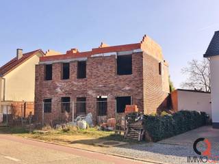 Af te werken constructie van een tweewoonst op perceel van 10 A 14 CA vlakbij centrum van Paal met alle voorzieningen.Constructie van een tweewoonst...