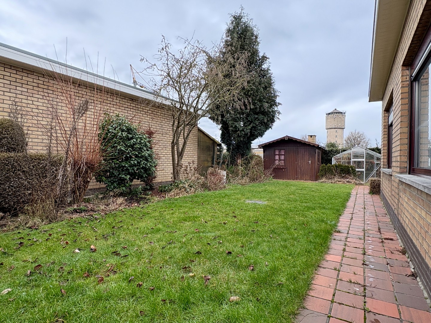 Gelijkvloerse woning op 408m² met 3slks, garage en tuin. - foto 3