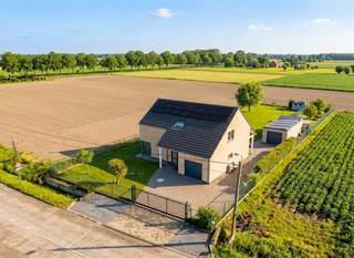 Cette maison individuelle moderne de 2016 à Oppuurs offre l'équilibre parfait entre luxe, espace et durabilité. Situé sur un terrain spacieux...