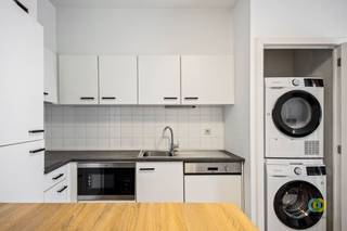 <p><span>Gelegen in het hart van de stad Brussel, op wandelafstand van winkels, horecazaken en verschillende kantoor gebouwen, vindt u dit gemeubelde één slaapkamer appartement op de derde verdieping. Dankzij de centrale ligging is dit appartement ideaal voor wie in de buurt werkt of graag in het stadscentrum woont. Bij het binnenkomen betreedt u meteen de aangename leefruimte van 23m² met een volledig uitgeruste open keuken. Aansluitend bevindt zich een praktische berging met wasmachine en droogkast. De woonkamer geeft toegang tot een gezellig terras. Via de nachthal bereikt u de douchekamer met toilet, een aparte bureauruimte en de slaapkamer van 9,5m². Het appartement is gelegen in een rustige straat, vlak naast het centrum, waardoor u geniet van zowel rust als een uitstekende bereikbaarheid. Interesse in dit instapklare en centraal gelegen appartement? Aarzel dan niet om contact met ons op te nemen voor een bezoek.</span><span> </span></p><p><span>Lasten: 125/maand voor de gemeenschappelijke delen. </span></p><p><span>Water- en elektriciteitsverbruik: individuele tellers.</span></p>