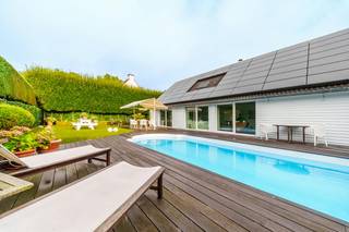 This well-maintained and ready-to-move villa is located on a 940 m² plot in the residential and prestigious residential district't Motje in Roeselare. The house is located in a cul-de-sac and combines a quiet, child-friendly environment with easy access to the city center. This carefully maintained property also offers the possibility of living on the ground floor thanks to the presence of a single-storey bedroom. In the fully enclosed garden, you can enjoy a heated swimming pool and 100% privacy. Here you can enjoy a wonderful holiday feeling all year round.<br /><br />Layout of the villa for sale:<br /><br />*Ground floor: <br />Entrance hall with cloakroom and separate guest toilet. Living space divided into a sitting area, cozy corner and an orangery with a view of the garden. <br />Fully equipped luxury kitchen with adjoining storage and laundry room. <br />Single storey bedroom with private shower room.<br />Storerooms and storerooms. <br /><br />*First floor: <br />Spacious mezzanine furnished as a sitting area and desk (possibility to create a third bedroom). <br />Second bedroom with adjoining bathroom (double sink and shower) and separate toilet.<br /><br />* Outdoor area: Fully enclosed 940 m² garden with heated pool with solar pool shutter, terrace, outdoor shower and toilet. Spacious carport with work space, garden shed and a conservatory. Electric gate and spacious driveway.<br /><br />Energy and facilities: 64 solar panels (with remaining green certificates), a 15,000 litre rainwater well, alarm system, water softener...<br /><br />Location:<br />Located in the residential district't Motje, between Rumbeeksesteenweg and Vijfwegenstraat. A green and quiet area just a few minutes from the center of Roeselare and near various facilities.<br /><br />Would you like more information or a site visit? Please contact file manager Stijn Soenen at 0477 69 26 94 or stijn.soenen@dewaele.com.<br /><br />The property is offered through the Power-sale formula. On 14/11/2026 between 10:00 and 12:00, you can come visit the villa by appointment and make an offer. The listed price is a starting price. For further information, please contact the property agent.<br /><br />Register of measures: pending