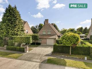 Op een grondoppervlakte van 795 m² vinden we deze instapklare woning te koop met 3 slaapkamers en aparte bureauruimte. Gelegen in de gegeerde collegewijk te Harelbeke. De lichtrijke living, de ruime slaapkamers en de zonnige tuin zijn slechts enkele van de vele troeven. Zoek je immo in Harelbeke? Lees dan zeker verder! Huisindeling:Gelijkvloers:- inkomhal- apart gastentoilet met lavabo - polyvalente ruimte (die kan dienen als slaapkamer, bureauruimte, speelkamer,..) - lichtrijke living met zicht op de tuin - keuken volledig geëquipeerd met kookplaat, dampkap, vaatwas, oven, spoelbak, frigo en inbouwkasten- gezellige eetruimte met toegang tot de tuin- zonnige, volwassen tuin - garage met ruime berging Eerste verdiep:- nachthal- 3 slaapkamers- badkamer uitgerust met inloopdouche en dubbele lavaboExtra troeven:- conforme elektriciteit! - zonnepanelen aanwezig- op wandelafstand van het Provinciedomein De Gavers- nieuwe ketel- regenputten van samen 10.000 liter- aanwezigheid van inbouwkasten Wenst u meer info over deze woning of wenst u een bezoek ter plaatse? Contacteer Michelle Decoutere (0493 25 46 81 - michelle.decoutere@dewaele.com) De eigendom wordt aangeboden via de Pre-sale formule. Van 23/03/2026 om 09:00 tot 28/03/2026 om 12:00 kan u de woning op afspraak komen bezichtigen en een bod uitbrengen. De vermelde prijs is een instelprijs. Voor meer info, gelieve contact op te nemen met de dossierverantwoordelijke.