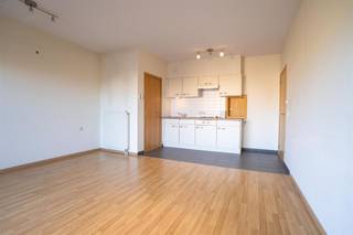 <p></p> <p>Vous recherchez un cadre de vie confortable et serein, dans un environnement verdoyant et calme, à quelques pas de la Grand-Place de Beveren ? Alors ce logement avec services d’aide agréé, situé au 2e étage de la résidence pour seniors <strong>Meulenberg</strong>, est exactement ce qu’il vous faut. Vous y bénéficierez d'un service sur mesure dans une ambiance chaleureuse et familiale, dans le plus grand respect de votre vie privée.</p> <h3>✨ Atouts de l'appartement (± 70 m²)</h3> <ul> <li> <p>Pièce à vivre spacieuse et lumineuse avec de grandes baies vitrées</p> </li> <li> <p>Cuisine entièrement équipée</p> </li> <li> <p>Chambre spacieuse</p> </li> <li> <p>Salle de bains avec douche et meuble-lavabo</p> </li> <li> <p>Terrasse privée pour se détendre en toute tranquillité</p> </li> <li> <p>Boutons d'urgence et d'appel dans les différentes pièces pour plus de sécurité</p> </li> </ul> <h3>Résidence pour seniors dotée d'équipements complets</h3> <p>La résidence <strong>Meulenberg</strong> allie un cadre de vie confortable à une offre complète de services de base, complétée par des soins et un accompagnement optionnels adaptés à vos besoins personnels.</p> <p><strong>Services et équipements inclus :</strong></p> <ul> <li> <p>Permanence 24 h/24, 7 j/7 et système d'appel d'urgence</p> </li> <li> <p>Ménage hebdomadaire (30 minutes)</p> </li> <li> <p>Service de courses livré directement à l'appartement</p> </li> <li> <p>Programme d'activités varié</p> </li> <li> <p>Bar et restaurant conviviaux proposant chaque jour un menu à trois plats</p> </li> <li> <p>Salle de fitness, terrasse d’été et jardin privé avec terrain de pétanque</p> </li> </ul> <p>Cette résidence-services est idéale à la fois comme <strong>lieu de vie confortable</strong> et comme <strong>investissement sans souci</strong>.<br /><br />Vous rêvez d'un cadre de vie agréable avec des services de soins à portée de main ?<br />Contactez-nous dès aujourd'hui et organisez une visite de cette résidence unique.</p>