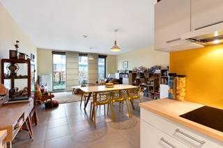 Toplocatie nabij station en centrum van BruggeRecent gebouw (2017) met energiezuinig A-labelLichtrijke leefruimte met grote raampartijenIdeaal als...