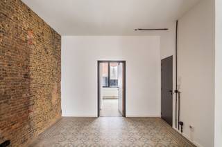 Ontdek dit charmante 1-slaapkamer appartement op het gelijkvloers van een karaktervol gebouw in de Erwtenstraat 25, hartje Antwerpen. Het...