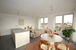 Energiezuinig nieuwbouwappartement gelegen op een absolute toplocatie, rustig gelegen aan het parkgebied Oude God en op wandelafstand van de Statielei, bestaande uit: inkomhal met apart toilet en handenwasser; ruimte voor vestiaire; leefruimte met veel lichtinval, grenzend aan een zonnig, ruim terras; volledig ingerichte open keuken; handige bijkeuken met aansluiting voor wasmachine; 3 slaapkamers, badkamer voorzien van dubbel lavabomeubel en ligbad en extra douchekamer. Gemeenschappelijke fietsenstalling en mogelijkheid tot aankoop van ondergrondse autostaanplaats en kelder. Prachtig appartement voorzien van alle modern comfort (ventilatiesysteem type D, individuele zonnepanelen, vloerverwarming, kamerhoge ramen, plafonds van 2,8 meter hoog, ...). De appartementen zijn beschikbaar bij akte. Verkoop onder BTW-stelsel. Op onze website kan u ook het aanbod van fase 2 vinden in dit project! <br />