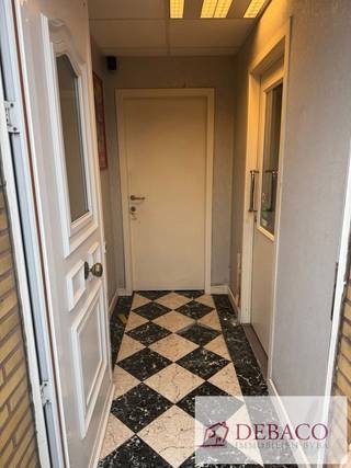 Te renoveren woning, gelegen in hartje centrum.<br /><br />Bestaat op het gelijkvloers uit een inkomhal, ruime woonkamer (momenteel winkelruimte), keuken, kleine badkamer (doucheruimte), wasplaats/berging.<br /><br />Op de eerste verdieping zijn er twee slaapkamers. Via een vaste trap kan je de mooie ruime bergzolder bereiken, welke nog in te richten is en aldus met vele mogelijkheden.<br /><br />Epc-waarde 587 kWh/m².<br /><br />Meer info: www.debaco.be of bel 014/73.77.77