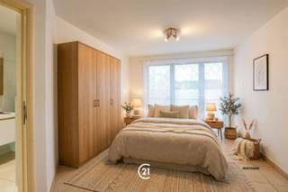 Doe een bod vanaf 175 000 euroBent u op zoek naar een instapklaar appartement of een interessante investering? Dit verzorgde appartement op de eerste verdieping is uitstekend gelegen, recht tegenover Delhaize. Dankzij de centrale ligging bevinden winkels, scholen, openbaar vervoer, het station en de E40 zich vlakbij. Ook Aalst is vlot bereikbaar. Voor wie van natuur en ontspanning houdt, liggen de natuurdomeinen Gerstjens en Osbroek en de Dender op korte afstand. Het appartement beschikt over een lichtrijke leefruimte met open, uitgeruste keuken, één ruime slaapkamer, een badkamer met douche en lavabomeubel, een afzonderlijk toilet en een praktische berging met aansluitingen voor wasmachine en droogkast. Een staanplaats achter het gebouw kan apart worden aangekocht voor € 17.000.Een ideale combinatie van comfort, centrale ligging, bereikbaarheid en natuur – zowel voor eigen bewoning als investering.