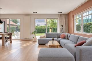 <p>Op zoek naar een instapklare woning met ruimte, comfort en een uitstekende ligging? Deze charmante open bebouwing is gelegen in het groene Humbeek, nabij scholen, sportclubs, handelaars, openbaar vervoer en belangrijke verbindingswegen.</p><p>De woning werd volledig gerenoveerd en beschikt over ruime leefruimtes, drie slaapkamers en een energiezuinig EPC A. De zuidoostgerichte tuin is volledig aangelegd en biedt een terras, tuinhuis, speeltuin, moestuin en rechtstreekse toegang tot het wandelwegje en de doodlopende straat achter de woning.</p><p><br /></p><p><strong><u>Indeling</u></strong></p><ul><li>Lichtrijke woonkamer (50 m²) met parketvloer en verschillende leefhoeken</li><li>Open, volledig uitgeruste keuken (19 m²) met kookeiland</li><li>3 ruime slaapkamers, waarvan een master bedroom met ingemaakte kasten en bureau</li><li>Badkamer met inloopdouche, ligbad en dubbele wastafel</li><li>Kelder (25 m²) en berging/wasruimte</li><li>Ruime zolder (59 m²) met vernieuwd dak en isolatie, geschikt voor verdere inrichting</li><li>Aangelegde, zonnige tuin met tuinhuis (18 m²), speeltuin en moestuin</li></ul><p><br /></p><p><strong><u>Troeven</u></strong></p><ul><li>EPC-label A en 10 zonnepanelen</li><li>Warmtepomp/airco in de leefruimtes en slaapkamers</li><li>Oprit voor 4 wagens</li><li>Zuidoostgerichte tuin met veel zon</li><li>Mogelijkheid tot uitbreiding via de zolder. Vaste trap aanwezig.</li><li>Zonwerend glas en vliegenramen </li><li>Aansluiting voor gashaard en voorzieningen voor rolluiken</li></ul><p><br /></p><p>Interesse? Neem contact op met je ERA-makelaar voor meer informatie of een bezoek.</p><p><br /></p><p>JOUW DROOMHUIS. ZO GEVONDEN!</p>