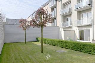 Dit tijdloze appartement beschikt over een aangename en ruime leefruimte die uitgeeft op een aanpalend terras, ideaal om te genieten van wat buitenruimte. Aansluitend bevindt zich de functionele keuken. Verder zijn er twee slaapkamers, een badkamer, een apart toilet en een praktische berging met o.a. aansluitingen voor wasmachine en droogkast.<br /><br />Daarnaast is het appartement voorzien van een ondergrondse autostaanplaats en een privatieve kelderberging, wat zorgt voor extra comfort en opbergruimte. <br /><br />Het appartement is gunstig gelegen in een rustige straat, op korte afstand van een retailpark en het centrum van Oudenaarde, waardoor alle nodige voorzieningen vlot bereikbaar zijn.<br />Eveneens interessant als investering.