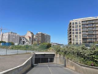 De garagebox is gelegen op verdieping -1, gelegen te Zilvermeeuwenlaan 1 in Westende. De garagebox is vlot bereikbaar via de gemeenschappelijke ingangspoort en bevindt zich in het centrum van Westende-bad, vlak aan de Zeedijk!Afmetingen: - Inrijbreedte: 2.53m- Breedte: 2.79m- Diepte: 5.29m- Hoogte: 1.80mDe garagebox is centraal gelegen, vlak aan de Zeedijk en aan het centrum te Westende-Bad.Interesse in deze garagebox te Westende? Contacteer ons kantoor voor een bezichtiging ter plaatse!Bestuursmaatregelen in het maatregelenregister: nee