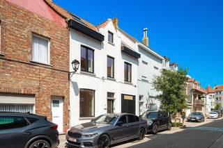 Op een rustige ligging in Heist-aan-Zee, op korte afstand van de zee, bevindt zich deze volledig gerenoveerde en instapklare woning.<br /><br />Op het gelijkvloers vindt u een praktische fietsenberging aan de straatzijde, een lichtrijke leefruimte met zit- en eetplaats, een volledig ingerichte open keuken met kookeiland en aansluitend een berging/wasplaats met aansluiting voor wasmachine en droogkast. Daarnaast is er een apart gastentoilet en een kleine kelderberging, ideaal als extra opslagruimte. Via de grote raampartijen heeft u toegang tot het onderhoudsvriendelijke terras.<br /><br />De woning beschikt over vier volwaardige slaapkamers en twee moderne badkamers, waardoor ze perfect geschikt is als gezinswoning of als tweede verblijf aan de kust.<br /><br />Verder is de woning uitgerust met een ventilatiesysteem D en beschikt ze over een uitstekend EPC-label A, wat garant staat voor een energiezuinige en comfortabele woonervaring. Daarnaast geniet u van een gunstige ligging, vlakbij winkels, horeca, openbaar vervoer en op wandelafstand van het strand.<br /><br />Interesse? Contacteer ons voor meer informatie of een bezoek.