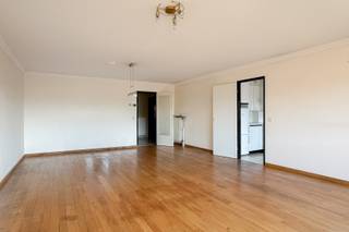 Dit zeer ruim appartement op de derde verdieping is gelegen in de gegeerde wijk Kristus Koning, nabij het Graaf Visartpark. Met een bewoonbare oppervlakte van 106 m² geniet u hier van een comfortabele en praktische indeling. Het appartement heeft een gunstig EPC-label B (104 kWh/m²jaar), waardoor er geen renovatieverplichting geldt!<br />De inkomhal beschikt over een ingemaakte kast, voorzien van was- en droogtoestel, alsook een praktische berging. De lichtrijke leefruimte en aansluitende keuken geven rechtstreeks toegang tot het zonnig terras met zicht op de gemeenschappelijke tuin. Verder zijn er 2 volwaardige slaapkamers aanwezig, alsook een badkamer met nieuwe douche en apart toilet. Optioneel kan er een dubbele garage worden aangekocht voor 85.000€ of een enkele garage voor 45.000€. Lift aanwezig in het gebouw (°2023). (Gvg, Wg, Gmo, Gvkr, Gvv)