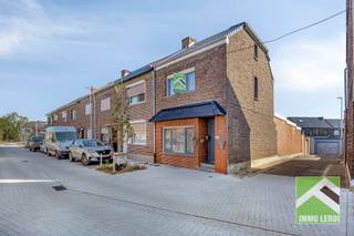 Deze woning is gelegen in een rustige woonbuurt net buiten het stadscentrum en met supermarkt en station op wandelafstand.<br />Via het steegje naast de woning heb je toegang tot de achtergelegen garage.<br /><br />In de voorbije jaren werd de woning grondig vernieuwd met ondermeer een nieuw dak, vloeren, keuken en badkamer.<br /><br />INDELING: <br />x inkomhal met vestiairehoek; <br />x ruime doorlopende woonkamer; <br />x aansluitend de ingerichte keuken; <br />x achtergelegen wasplaats/berging en toilet.<br /><br />x ruime, propere kelder, ideaal als koele berging.<br /><br />Op de eerste verdieping: <br />x een ruime slaapkamer vooraan; <br />x badkamer met bad/douchecombinatie, toilet en lavabomeubel.<br />x vaste trap naar de ingerichte zolder met Veluxraam als tweede slaapkamer.<br /><br />Achter de woning een gezellig koertje met doorgang naar de garage.<br /><br />Door de renovatie met muur- en dakisolatie heeft de woning een mooi EPC-label C.<br /><br />INTERESSE? Maak dan telefonisch een afspraak voor bezichtiging op ons nummer 012 23 00 23 of mail uw vragen aan roland@immo-leroi.be.