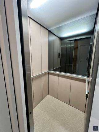 <p><span>LICHTRIJK GERENOVEERD APPARTEMENT OP TOPLOCATIE</span></p><p><span> </span></p><p><span>Bent u op zoek naar een comfortabel en ruim appartement met 2 slaapkamers waar u meteen kunt intrekken? Dit recent gerenoveerde appartement in het centrum van Beveren (Cortewallewijk) combineert moderne voorzieningen met praktische leefruimte en een warme uitstraling.</span></p><p><span>Tijdens de renovatie werden o.a. nieuwe ramen geplaatst, een volledig nieuwe keuken geïnstalleerd, de badkamer vernieuwd en een nieuwe sectionaalpoort aan de garage voorzien. </span></p><p><span>De mooie parketvloer in de woonkamer werd bovendien opnieuw opgeschuurd en behandeld, waardoor de leefruimte een frisse en verzorgde uitstraling heeft gekregen.</span></p><p><span> </span></p><p><span>De elektrische verwarming wordt aangevuld met een gezellige pelletkachel in de woonkamer, die zorgt voor extra warmte en sfeer tijdens de koudere maanden.</span></p><p><span> </span></p><p><span>I</span><span>ndeling &amp; troeven:</span></p><p><span> </span></p><p><span>     - Inkomhal met vestiairemogelijkheden</span></p><p><span>     - Apart toilet</span></p><p><span>     - Zeer ruime woonkamer met parket </span></p><p><span>     - Volledig uitgeruste nieuwe keuken </span></p><p><span>     - Praktische berging </span></p><p><span>     - 2 volwaardige slaapkamers </span></p><p><span>     - Moderne badkamer met inloopdouche, dubbel lavabomeubel en toilet </span></p><p><span>     - Terras vooraan èn achteraan </span></p><p><span>     - Garagebox (incl. aparte berging) met vernieuwde sectionaalpoort </span></p><p><span> </span></p><p><span>Belangrijke info:</span></p><p><span> </span></p><p><span>     - De huurprijs: </span><span>€ 975/m </span><span>+ </span><span>€ 100/m gemeenschappelijke kosten</span><span>    </span><span>(totaal : € 1.075/maand)</span></p><p><span>     - De huurwaarborg: drie maanden huur (€ 2.925)<br />     - De kostprijs van de ingaande plaatsbeschrijving: € 200,- excl. 21% BTW (per contractpartij)</span></p><p><span>     - EPC Label B</span></p><p><span>    - </span><span>BESCHIKBAARHEID : vanaf 1/7/2026</span></p><p><span> </span></p><p><span>Wenst u graag meer info of bent u geïnteresseerd in een plaatsbezoek? Gelieve ons dan te contacteren op het nummer 03 775 41 88 of mail naar christel@vastgoed-smet.be    </span></p><p><span> </span></p><p><span>De verstrekte gegevens/informatie (zowel online als gedrukt) worden vrijblijvend verstrekt, enkel ter inlichting, zonder contractuele verbintenis of garantie van onzentwege en kunnen op ieder ogenblik gewijzigd worden.</span></p><p><span> </span></p><p><span> </span></p>