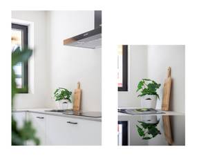 <p><span>Verrassend ruime nieuwbouwwoning vlakbij het centrum van Kapellen</span></p><p><span> </span></p><p><span>OP zoek naar een energiezuinige nieuwbouwwoning met veel ruimte? Dan is deze woning zeker een bezoek waard!</span></p><p><span> </span></p><p><span>Gelegen in een rustige straat, op wandelafstand van het centrum van Kapellen, geniet je hier van alle dagelijkse voorzieningen binnen handbereik. Winkels, restaurants en openbaar vervoer bevinden zich vlakbij, net als het station van Ekeren en de belangrijkste verbindingswegen. </span></p><p><span> </span></p><p><span>Deze woning combineert comfort met een laag energieverbruik dankzij onder andere:</span></p><p><span>- zonnepanelen</span></p><p><span>- warmtepomp</span></p><p><span>- ventilatiesysteem D</span></p><p><span>- regenwaterrecuperatie</span></p><p><span> </span></p><p><span>Binnen verrast de woning meteen door haar ruime indeling. Op het gelijkvloers vind je een inkomhal, een praktische berging, een gastentoilet en een gezellige leefruimte met open keuken. Achteraan ligt een aangenaam stadstuintje waar je heerlijk kunt genieten van het buitenleven. Vooraan is er bovendien ruimte voorzien voor fietsen en/of afvalcontainers. </span></p><p><span> </span></p><p><span>Op de eerste verdieping zijn er drie slaapkamers, een badkamer en een apart toilet. De tweede verdieping biedt nog extra mogelijkheden met een zeer ruime vierde slaapkamer, een tweede badkamer met ligbad en de technische ruimte. Daarboven is nog een handige bergzolder, bereikbaar via een vlizotrap. </span></p><p><span> </span></p><p><span>De grond van de woning wordt verkocht onder registratierechten en de constructie onder 21% BTW. </span></p><p><span> </span></p><p><span>Interesse? Neem gerust contact op voor meer informatie of een bezoek ter plaatse. Deze woning heeft heel wat te bieden!</span></p><p><span> </span></p><p><span> </span></p><p><span> </span></p><p><span> </span></p><p><span> </span></p><p><span> </span></p>