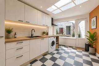 KARAKTERVOLLE RIJWONING MET RUIME STADSTUIN NABIJ CENTRUM TIELT<br /><br />Op zoek naar een woning die je volledig naar eigen smaak kunt renoveren? Deze charmante rijwoning, gelegen in het centrum van Tielt, biedt een unieke kans voor handige Harry's, investeerders of gezinnen die hun droomwoning willen creëren.<br /><br />De woning beschikt over drie slaapkamers en biedt dankzij haar solide basis tal van mogelijkheden om de ruimtes naar wens in te richten. Hoewel de woning onder de renovatieplicht valt, schuilt hierin net een enorme meerwaarde: je krijgt de kans om energiezuinig te renoveren en een eigentijdse thuis te realiseren die volledig aansluit bij jouw wensen en behoeften.<br /><br />Een absolute troef is de verrassend ruime stadstuin, waar je in alle rust kunt genieten van het buitenleven. Dankzij de praktische uitweg achteraan geniet je bovendien van extra comfort en bereikbaarheid, ideaal voor fietsen, tuinmateriaal of een vlotte toegang tot de tuin. Met winkels, scholen, horeca en openbaar vervoer op wandelafstand combineert deze woning een centrale ligging met een zee aan potentieel.<br /><br />Een woning met karakter, ruimte en toekomstmogelijkheden op een toplocatie. Laat je inspireren door het potentieel en maak van deze woning jouw nieuwe thuis. Contacteer ons vandaag nog voor een bezoek: Tel 051 47 48 47 of mail naar Tielt@immofrancois.be