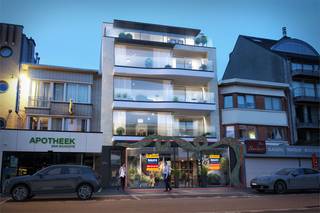 Nieuwbouw commercieel gelijkvloers op kantoor, gelegen op de gekende Strandlaan te Sint-Idesbald in Residentie BEACH AVENUE.Gelegen nabij de gekende patissier Stephan De Strooper, Slagerij Dierendonck en Apotheek Van Schoote met Shop and Go parking voor de deur. <br />De verkoopprijs bedraagt €485.000 waarvan de grondwaarde €200.000 excl. RR en constructiewaarde €285.000 excl. btw bedraagt. Het handelspand kan ook gehuurd worden aan €1.950/maand excl. lasten en onroerende voorheffing; <br />Qua afwerking werden heel wat technieken voorzien:<br />• Sanitaire aan -en afvoerleidingen.<br />• Vloerverwarming over de volledige oppervlakte alsook in de uitbouw.<br />• Elektriciteit: voedingen en stopcontacten aanwezig.<br />• De volledige PUR werken alsook de traditionele zandcementchape.         <br />• Plakwerken.<br />Benieuwd naar dit bedrijfsvastgoed te koop of te huur regio Koksijde? <br />Contacteer info@immodelestre.be of 054 33 62 52. <br />www.immodelestre.be <br />
