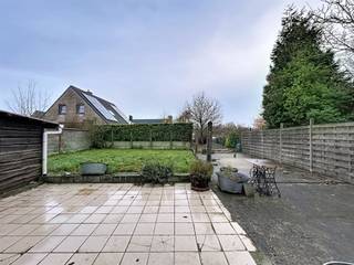 CHARMANTE, HALFOPEN WONING MET TUIN EN GARAGE TE WESTOUTER. DE WONING IS ALS VOLGT INGEDEELD: GELIJKVLOERS:INKOMHAL, APARTE KEUKEN, GEZELLIGE...