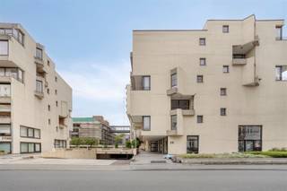 <p><span>Vous êtes à la recherche d'un investissement sûr et rentable ou vous souhaitez acheter votre propre logement pour vous ou vos enfants étudiants ? #Alors cet appartement rénové et prêt à l'emploi, situé à quelques pas de la gare et au cœur du centre historique de Louvain, pourrait être une véritable opportunité pour vous. <br />Cet appartement lumineux situé au cinquième étage d'une résidence bien entretenue appelée “Residentie Binnenhof”, construite en 1968, est situé au centre, mais au calme. Cette propriété a une surface habitable de 64</span><span><sup>m2</sup></span><span> et comprend un hall d'entrée, un salon confortable avec une kitchenette adjacente entièrement équipée, une salle de bain avec douche et toilettes et 2 chambres à coucher de taille normale. #En bref, cet appartement lumineux et prêt à l'emploi avec 2 grandes chambres à coucher vaut vraiment la peine d'être visité. Pour les personnes qui décident rapidement. </span></p><p><span> </span></p>