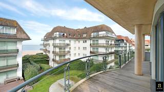 Schitterend instapklaar luxe-appartement met zeezicht, gelegen in een exclusieve villaresidentie in het Zoute. Indeling: inkomhal met vestiaire en gastentoilet. Lichtrijke woon- en eetkamer met elektrische haard. Open keuken uitgerust met hoogwaardige toestellen en een gezellige ontbijthoek. Zowel de leefruimte als de keuken geven uit op het ruime terras (30m²) met een adembenemend zicht op zee. Master bedroom met ingemaakte kasten en eigen douchekamer. Tweede volwaardige slaapkamer met bureau. Badkamer voorzien van dubbele lavabo, douche en apart toilet, evenals praktische ingemaakte kasten. Derde slaapkamer met bureau. Privatieve kelder en gemeenschappelijke fietsenberging aanwezig. Mogelijkheid tot aankoop van een dubbele garagebox (achter elkaar) in de residentie. Exclusief te koop.