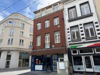 Dit woon-en handelshuis is gelegen in de uitgaansbuurt op één van de commercieel beste locaties in Oostende en biedt tal van mogelijkheden. Stedenbouwkundig gekend als woning maar actueel ingedeeld in een handelsgelijksvloers en 3 studio's. Conformiteitsattest voor het eerste en tweede verdiep. Het gebouw heeft EPC label E en is onderhevig aan de renovatieplicht, het pand is asbestveilig ( 3 individuele asbestattesten + gemene delen). Voor alle info en bezoek bel Nikolaas op 0496 68 84 67 of via info@ensor.immo