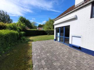 VAKANTIEWONING in het rustig groene CENTERPARCS domein, vlakbij de zee, centrum De Haan en de duinbossen! Dit huisje is volledig ALLEENSTAAND...