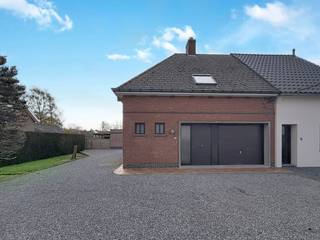 Achter deze ogenschijnlijk bescheiden façade schuilt een woning die je simpelweg moet ervaren.Welkom in de Kruishoutemseweg 17 te Wortegem-Petegem,...