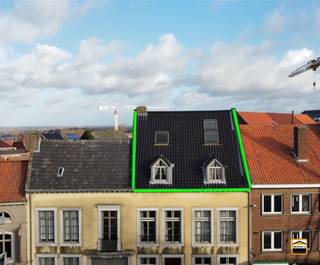 <p><span>Charmant instapklaar dakappartement in het centrum van Borgloon met <br />2 slaapkamers en terras.</span><span><br /><br />Dit gebouw is gelegen in de Historische stadskern van Borgloon. Hierdoor zijn alle<br />voorzieningen op wandelafstand. Denk maar aan winkels, horeca, scholen, etc.<br />Daarnaast zijn de verbindingen vanuit Borgloon uitstekend.<br /><br />In een kleinschalige residentie van 3 eenheden kom je via de gemeenschappelijke inkomhal <br />met de trap in het dakappartement.<br /><br />De inkomhal met gastentoilet en vestiaire brengt ons in de leefruimte met open keuken. <br />In de keuken is er een koelkast aanwezig, een oven een een keramische kookplaat met dampkap.<br />Naast de keuken is er een handige wasberging. De trap in de leefruimte brengt ons op de mezannine, <br />waar je een gezellig salon of eetkamer kan creëren.<br /><br />In de badkamer is er een enkele lavabo aanwezig met meubel, een douche en een klein (zit)bad.<br />Achteraan zijn er 2 slaapkamers van 10 m² en 10,55 m². <br />1 slaapkamer is voorzien van een handige inbouwkast.<br /><br />Aan de achterzijde heeft dit appartement ook een gezellig overdekt terras.<br />Er is geen lift aanwezig in het gebouw!<br /></span><span><br />Algemene informatie:</span><span><br />Huurprijs: 750 euro/maand<br />Algemene onkosten: NVT<br />Vrij vanaf: 15/06/2026 (mogelijk vroeger in overleg met huidige huurder)<br />EPC-waarde: 230 kWh/m²<br />Huisdieren: niet toegelaten</span></p>