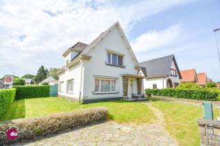 <p><span>Spacious home with numerous possibilities near the center of Hever</span></p><p><span> </span></p><p><span>Kangaroo living, care living or a combination of living and working? Here it is all possible! Thanks to the separate entrances and well-thought-out layout, this property lends itself perfectly to this.</span></p><p><span> </span></p><p><span>The main house, accessed via the Stationsstraat, includes an entrance hall, living room, dining room, kitchen, toilet and stairwell. Upstairs are three bedrooms and a bathroom with sink and tub.</span></p><p><span> </span></p><p><span>The rear residential unit has a separate side entrance and includes a private living area with kitchen, bathroom with sink and shower, bedroom, storage room, laundry room and two toilets. To the rear, there are also two garages accessible from Rodenbach Street.</span></p><p><span> </span></p><p><span>This property to renovate offers great potential for liberal professions, a separate practice room or a home with additional living space for family. In terms of accessibility, the property enjoys an excellent location: the train station is only 500 meters away and you have an easy connection to Mechelen, Leuven, Brussels & Mechelen.</span></p><p><span> </span></p><p><span>Interested in visiting this property? Contact us today!</span></p><p><span> </span></p><p><span>015 20 36 00 - info@domoxim.be</span></p><p><span> </span></p><p><span>domoXim. Where dreams come home!</span></p><p><span> </span></p><p><span>Also want to know the value of your </span><span>own</span><span> home? We are happy to give you advice.</span></p><p><span> </span></p><p><span>This property is subject to the renovation obligation of the Flemish government for residential buildings (except in case of demolition within 6 years of purchase). For more information, consult the website of the Flemish Energy and Climate Agency at https://www.vlaanderen.be/een-huis-of-appartement-kopen/renovatieverplichting-voor-residentiele-gebouwen.</span></p>