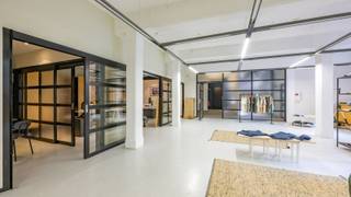 Kantoor te huur in oud pakhuis. Eén van de eerste pakhuizen die in de omgeving van het Eilandje gerenoveerd werden. Mooie renovatie, met behoud van authentieke elementen, die geleid heeft tot een gebouw met vele mogelijkheden zowel naar bestemming toe als naar flexibiliteit. Goede ligging in het noorden van Antwerpen met parkeermogelijkheden voor de deur (betalend). Dit kantoor is +/-423m² groot.