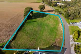 We Invest Centre Hainaut vous présente ce lot de 8 terrains à bâtir très bien situés dans une rue calme à proximité des services et axes routiers, proposant des superficies de:<br /><br />Lot 1: +/-13a 02ca<br />Lot 2: +/-9a 64ca<br />Lot 3: +/-9a 18ca <br />Lot 4: +/-8a 35ca<br />Lot 5: +/-9a 25ca<br />Lot 6: +/-7a 95ca<br />Lot 7: +/-7a 36ca<br />Lot 8: +/-8a 80ca<br /><br />Exposition des jardins plein Sud, tous les raccordements sont à rue, vue arrière dégagée sur les champs.<br />Largeur façade à rue de +/-15m ou plus en fonction des lots.<br /><br />Permis d'urbanisation octroyé pour la construction de 8 maisons jumelées 3 façades.<br />L'acquéreur pourra demander son permis d'urbanisme pour la construction de sa ou ses maison(s) sur base des prescriptions urbanistiques.<br />Libre de constructeur.<br /><br />Belle opportunité à saisir rapidement!<br />Prix souhaité: 599.000€ pour le lot<br /><br />!!! We Invest Centre Hainaut - Votre agence de proximité sur La Louvière, Binche, Thuin, Anderlues, Chapelle, Morlanwelz, Manage, Seneffe, Courcelles et Pont-à-Celles !!!