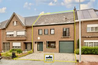 <p>"ABSOLUTE TOPPER" - Afspraak ENIGE BEZOEKDAG enkel telefonisch via Randy Remue op 0479/ 99. 99. 90. De stukken van de woning zijn te consulteren op www.immo-zone.be. Meer info via Facebook "Remue Randy" - LIKE de pagina en blijf op de hoogte van alle nieuwe woningen. In Zottegem, vinden we in de Kleine Meerlaan te nummer 19 deze unieke woning met achterliggend magazijn. Indeling: Via de afzonderlijke inkomhal, komen we rechts in de leefruimte met eetplaats en zithoek. In het verlengde van de leefruimte treffen we de keuken die uitgeeft op het overdekt terras. Via de vaste trap in de inkomhal komen we terecht op het 1e verdiep. Hier treffen we de vernieuwde badkamer. Uniek aan deze woning is het ruim achterliggend multifunctioneel magazijn. Voor het magazijn is er de binnenkoer en achter het magazijn de grastuin. ligt De woning beschikt eveneens over een zolder, garage en kelder. Een ABSOLUTE TOPPER voor starters, gezinnen of investeerders. <br />P-score: A / G-score: A. VOOR ZEER SNELLE BESLISSERS!!<br />IMMO ZONE RHODELAND RANDY REMUE - 0479/ 99. 99. 90</p>