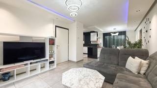 <p>Bij ImmoFusion 7/7 “open huis” : klik op onze 3D-TOUR.<br />Ervaar vastgoed alsof je er zelf doorloopt!</p>
<p>Stap binnen in deze quasi-nieuwe woning (2021) gelegen in een rustige doodlopende straat in Balen. Met drie ruime slaapkamers, een grote open keuken en een volledig omheinde tuin, biedt deze woning het ideale comfort voor gezinnen of koppels die houden van ruimte en rust. Het energiezuinige pand (EPC-label A) en de moderne afwerking maken het plaatje compleet.</p>
<p>Bij binnenkomst in de ruime inkomhal vind je links een gastentoilet en rechts de open leefruimte. De trap naar de bovenverdieping ligt centraal, waardoor de indeling praktisch en overzichtelijk blijft.</p>
<p>De lichte open leefruimte vormt het hart van de woning en nodigt uit tot gezellig samenzijn. Links bevindt zich de ruime zithoek, terwijl rechts de grote keuken met half eiland en veel bergruimte perfect aansluit op de eetruimte. Door de grote ramen is er overvloedig daglicht en een mooi zicht op de volledig omheinde tuin achteraan.</p>
<p>Op de bovenverdieping bevinden zich drie comfortabele slaapkamers, elk voorzien van veel lichtinval, en de badkamer met inloopdouche, dubbele wasbak en tweede toilet. Het dak is plat en volledig geïsoleerd, terwijl alle ramen en deuren uitgevoerd zijn in onderhoudsvriendelijk PVC dubbel glas.</p>
<p>Buiten vind je een carport en een volledig omheinde tuin, ideaal voor kinderen, huisdieren of gezellige momenten buiten. De woning staat op een perceel van 303 m², met een straatbreedte van 11 meter, en biedt zowel privacy als een open gevoel.</p>
<p>Gelegen in een rustige woonwijk, biedt de woning de perfecte combinatie van rust en bereikbaarheid. Snelwegen en lokale voorzieningen zijn vlot bereikbaar, terwijl de doodlopende straat maximale veiligheid en stilte garandeert.</p>
<p><strong>Pluspunten:</strong></p>
<ul>
<li>Quasi-nieuwbouw (2021)</li>
<li>3 slaapkamers</li>
<li>Grote open keuken met half eiland</li>
<li>Rustige woonwijk in doodlopende straat</li>
<li>Energiezuinig (EPC A)</li>
<li>Volledig omheinde tuin</li>
<li>Carport aanwezig</li>
</ul>
<p>Voor een bezichtiging ter plaatse of meer info, bel ons op 078/78.78.70, of kom gewoon binnen op ons kantoor, steeds welkom!</p>