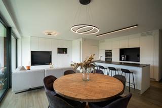 Prachtig twee slaapkamer appartement met ruim terras! Dit moderne appartement (2022) is stijlvol afgewerkt en tevens rustig maar centraal gelegen...