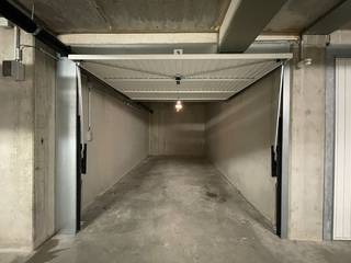 Vlot bereikbare garagebox in de verkaveling Heulebrug te Heist-aan-Zee.<br />Gunstige locatie aan het Kraaiennestplein, vlakbij het station en het centrum van Heist. <br /><br />De box is gemakkelijk in te rijden en voorzien van elektriciteit.<br /><br />Bezoeken of meer informatie? <br />Contacteer Willem Cauwels op het nummer 050/89.27.70.