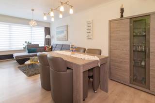 - Verzorgd appartement met 1 slpk <br />- Zonnig terras<br />- Pal in het Historische centrum en op enkele wandelpassen van het strand<br />- Gemeubeld <br /><br />Op een centrale ligging in het Europacentrum, op de 3de verdieping, pal aan het strand en in het hart van het bruisende centrum van Oostende, bieden wij dit charmante appartement aan.<br /><br />Gelegen op amper 100 meter van het strand – ideaal voor wie wil genieten van de zee, het strand en de gezonde zeelucht.<br />Daarnaast bevindt de residentie zich in een levendige buurt met talrijke supermarkten, bakkers, buurtwinkels, restaurants en cafés op wandelafstand.<br />Ook de hippe winkelstraten en de gezellige markt zijn gemakkelijk bereikbaar.<br /><br /><strong>Indeling</strong>: inkom, zeer verzorgde en gezellige woonkamer, ingerichte keuken met aansluiting wasmachine/ droogkast, berging, badkamer met bad, wastafel en toilet, slaapkamer met zonnig terras. <br />Privatieve berging inbegrepen op zelfde verdiep. <br /><br />Ideaal als tweede verblijf of slimme investering!<br /><br />EPC 191/kWh U.C. 2701137<br /><br />Alle info en bezoeken via Immo De Beus 059 510 300