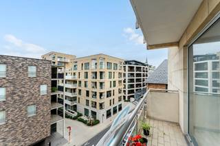 Roeselare-stadskern. Verzorgd twee-slaapkamerappartement met 3 terrassen, zuidelijk gelegen, 89m2 woonplezier. Aparte ondergrondse...