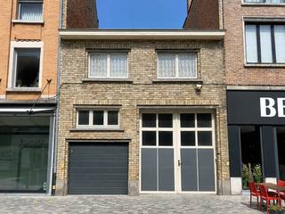 gelegen in het volle centrum, in woongebied<br />in verschillende niveaus : -1/2 en gelijkvloers en +1/2 en verdiep<br />toegangspoort van 3,4 m breed op 3,50 m hoog<br />gelijkvloers : +/- 175 m² en vrije hoogte van 3,55 m<br />verdieping : +/- 200 m² en vrije hoogte onder laagste deel dakgebinte 2,20 m<br />toilet aanwezig<br /><br />betonvloer, geïsoleerd dak, elektriciteit, verlichting, aardgas, warme luchtblazer, regenwater<br /><br />HP = 600 €/maand<br />onroerende voorheffing ten laste van de huurder