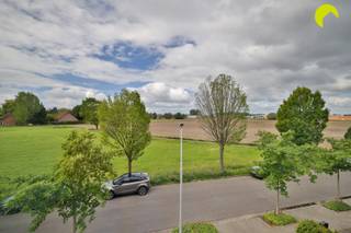Are you looking for a semi-detached building with triple driveway, garage, green garden with spacious terrace, 2 large bedrooms + small dressing...