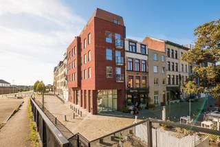 Toffe locatie aan park Spoor Noord, vernieuwde buurt met veel passage. Het pand heeft veel lichtinval door de raampartijen langs twee kanten wat...