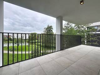 <p><span>Nieuwbouwappartement met twee slaapkamers in residentie Kasteelvijver te Langemark.</span></p><p><span> </span></p><p><span>Dit appartement bevindt zich op de </span><span>tweede verdieping</span><span> en heeft een </span><span>bewoonbaar oppervlakte</span><span> van </span><span>106.66m²</span><span> met </span><span>twee</span><span> </span><span>terrassen</span><span> van </span><span>19m² </span><span>en </span><span>1.33m²</span><span>.</span></p><p><span> </span></p><p><span>Indeling</span><span>: </span></p><p><span>inkomhal/nachthal </span><span>met </span><span>apart toilet</span><span>, </span><span>open keuken</span><span> (nog vrij te kiezen bij keukenbouwer bepaald door bouwheer met vaste handelswaarde), </span><span>leefruimte</span><span> die directe toegang biedt tot het prachtig </span><span>terras </span><span>omgeven door groen</span><span>.</span><span> </span></p><p><span>Verder zijn er nog </span><span>twee</span><span> volwaardige </span><span>slaapkamers </span><span>waarvan één kamer met tot het </span><span>tweede terras.</span></p><p><span> </span></p><p><span>Er is tevens een </span><span>kelderberging</span><span> bij te kopen, alsook mogelijkheid tot aankopen van </span><span>ondergrondse staanplaats.</span></p><p><span> </span></p><p><span>De </span><span>warmwaterproductie</span><span> en de </span><span>vloerverwarming</span><span> zal opgewekt worden door een bodem/water </span><span>warmtepomp met ingebouwde boiler.</span><span> De warmte wordt uit de grond gehaald via </span><span>geothermie.</span></p><p><span>Doorheen het appartement is er </span><span>ventilatiesysteem D </span><span>(mechanische toevoer en afvoer) voorzien.</span></p><p><span>Het appartement beschikt tevens over</span><span> zonnepanelen</span><span> (760Wp) wat het bovendien uiterst zuinig maakt!</span></p><p><span> </span></p><p><span> </span></p><p><span> </span></p>